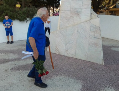 Μ. Γλέζος: Τίμησε γονατιστός τους πεσόντες του Αγρινίου (φωτό,βίντεο)